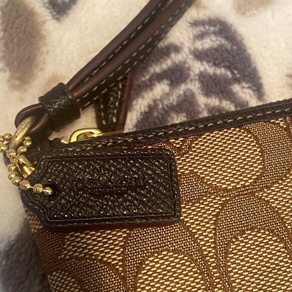 Coach Boxed Small Wristlet In Signature Jacquard NWB - Picture 3 of 8